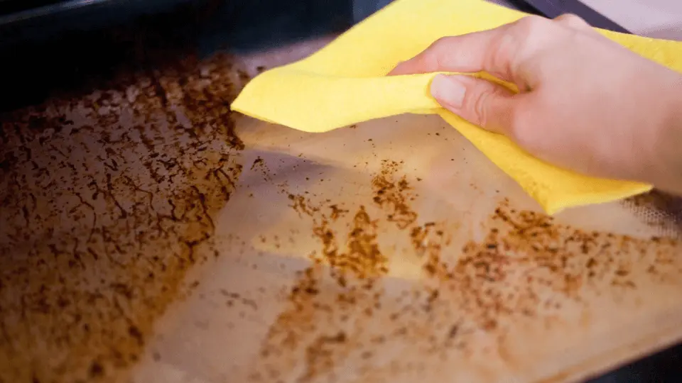Efficiently Cleaning a Dirty Oven
